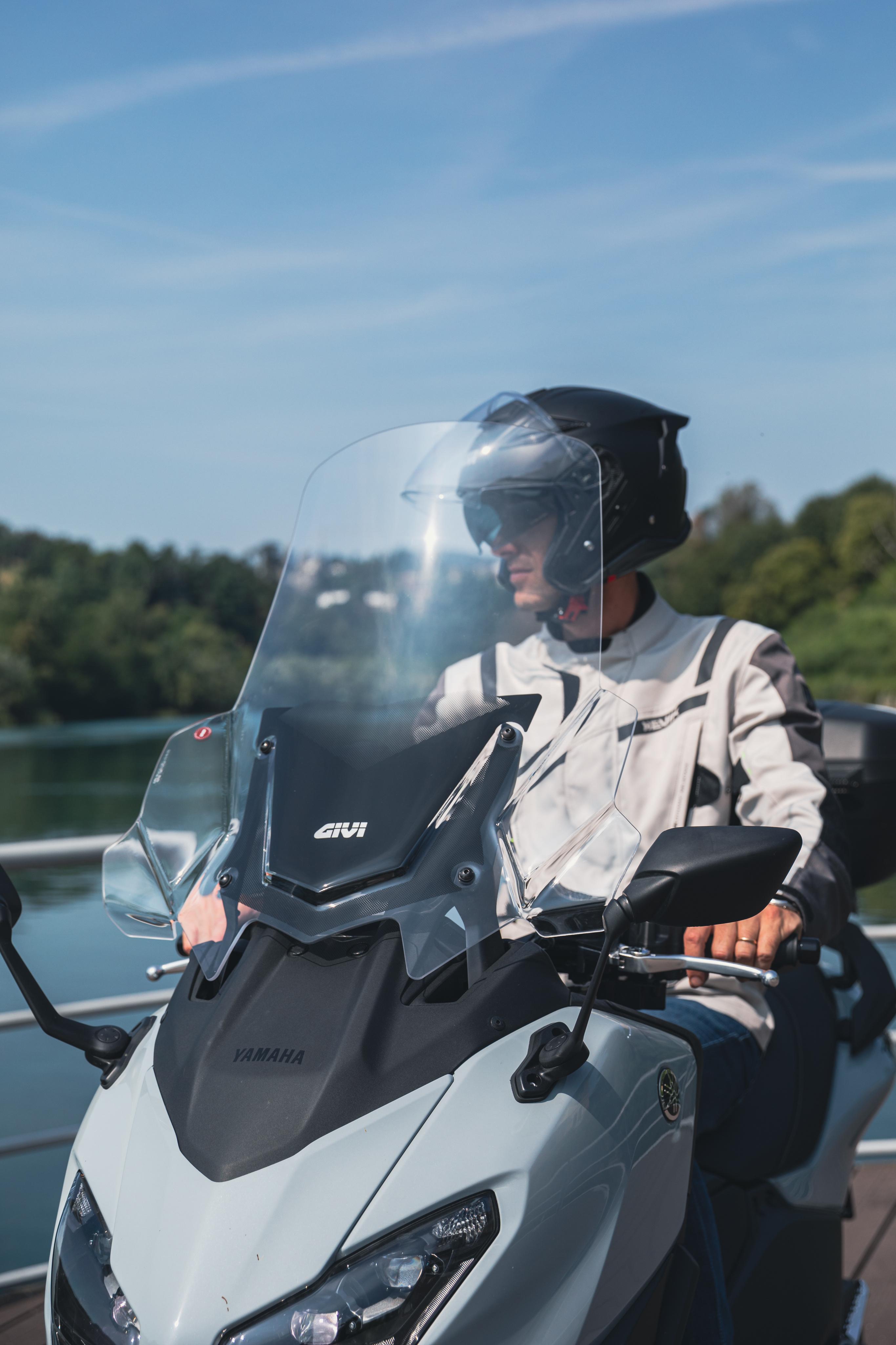 Yamaha T-Max 560 (25) Riviera Touring 46 allestita con D2161ST