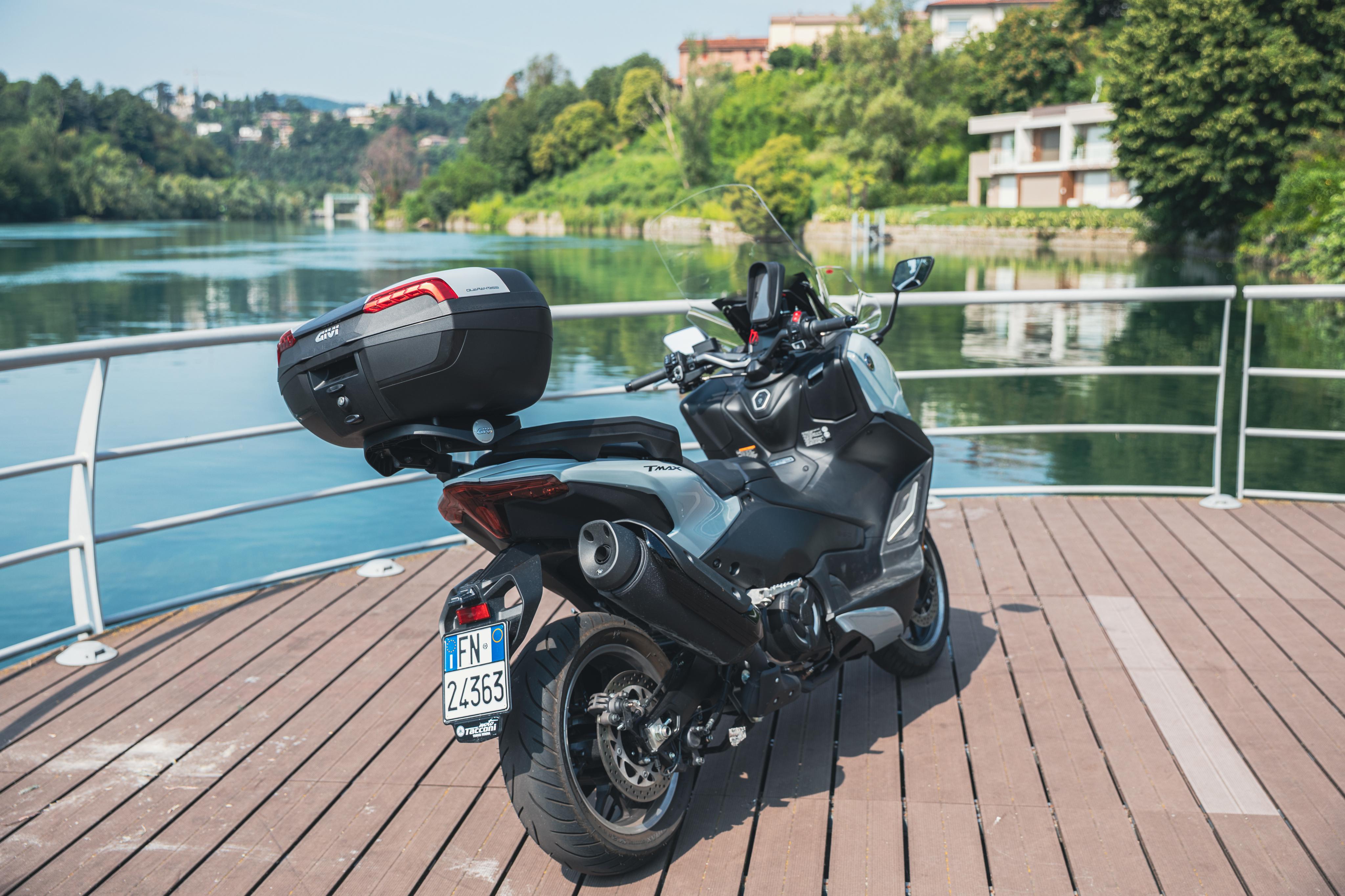 Yamaha T-Max 560 (25) Riviera Touring 47 allestita con E46N2