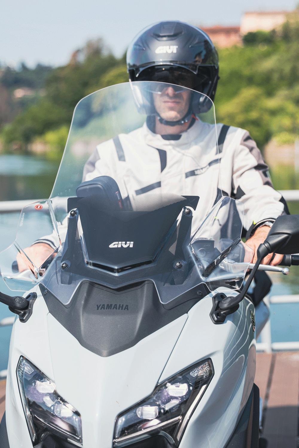 Yamaha T-Max 560 (25) Riviera Touring 60 allestita con D2161ST