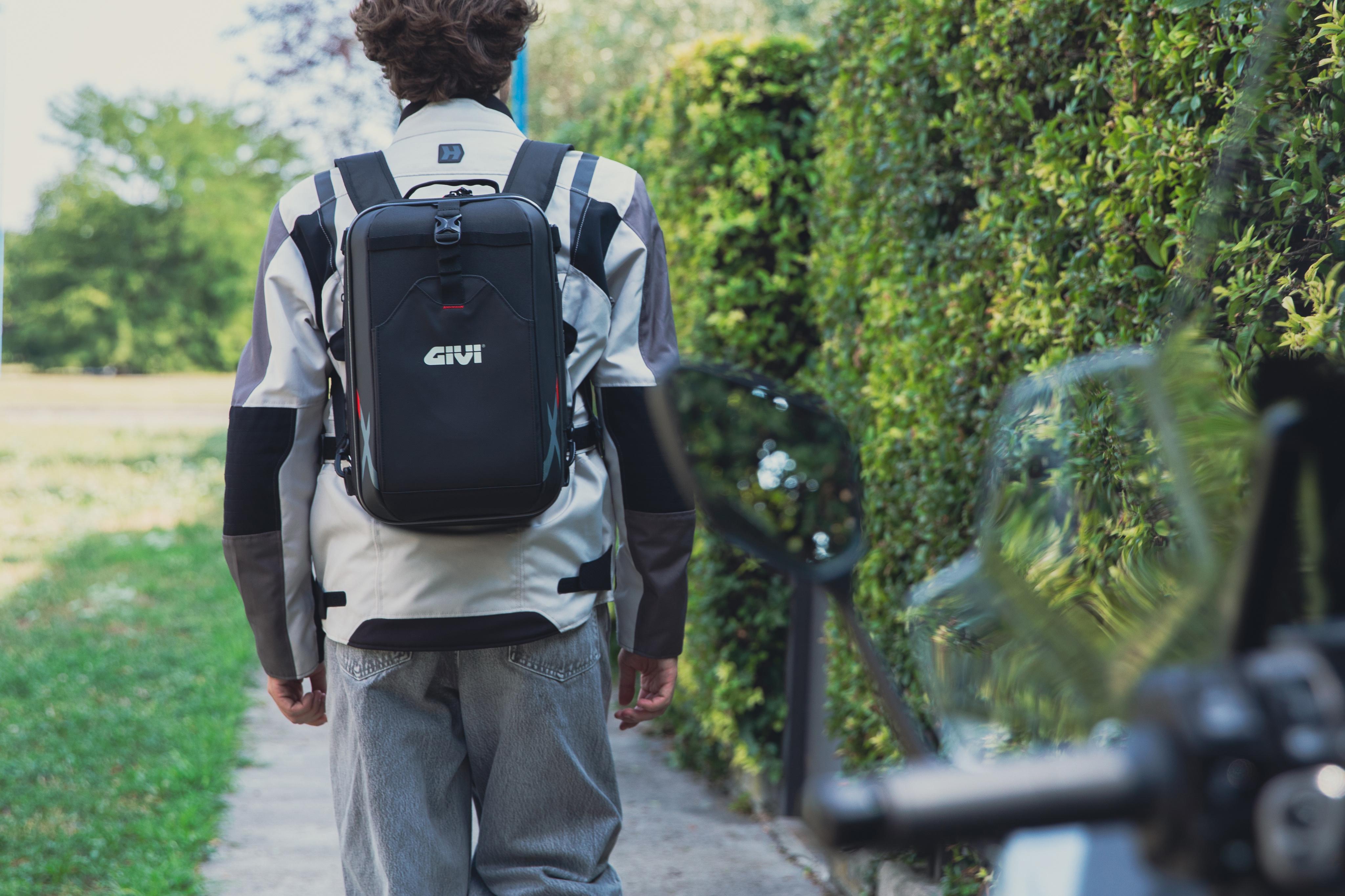 Yamaha T-Max 560 (25) XL 07 backpack equipped with XL12