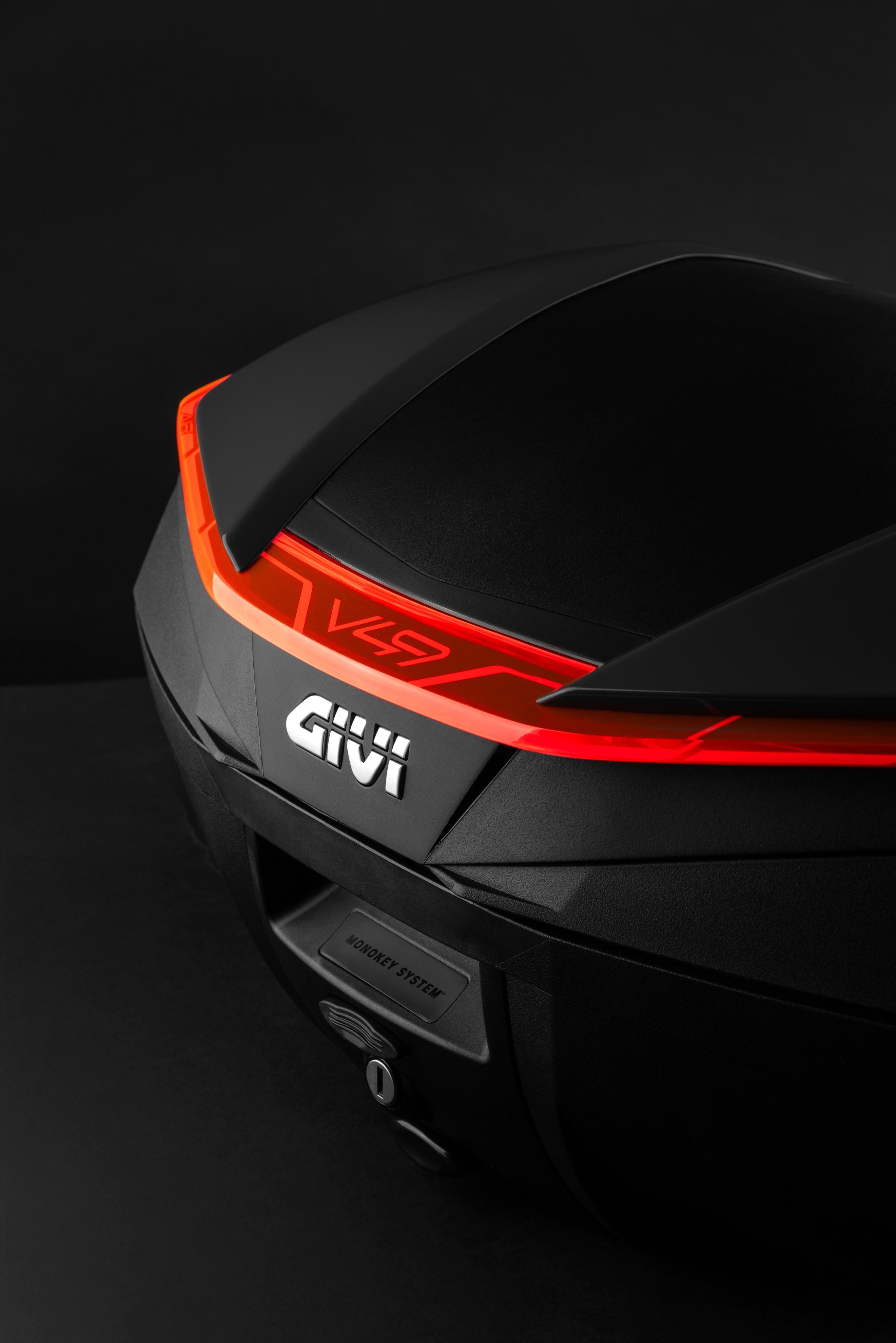 V49_top-case_08_GIVI_hero