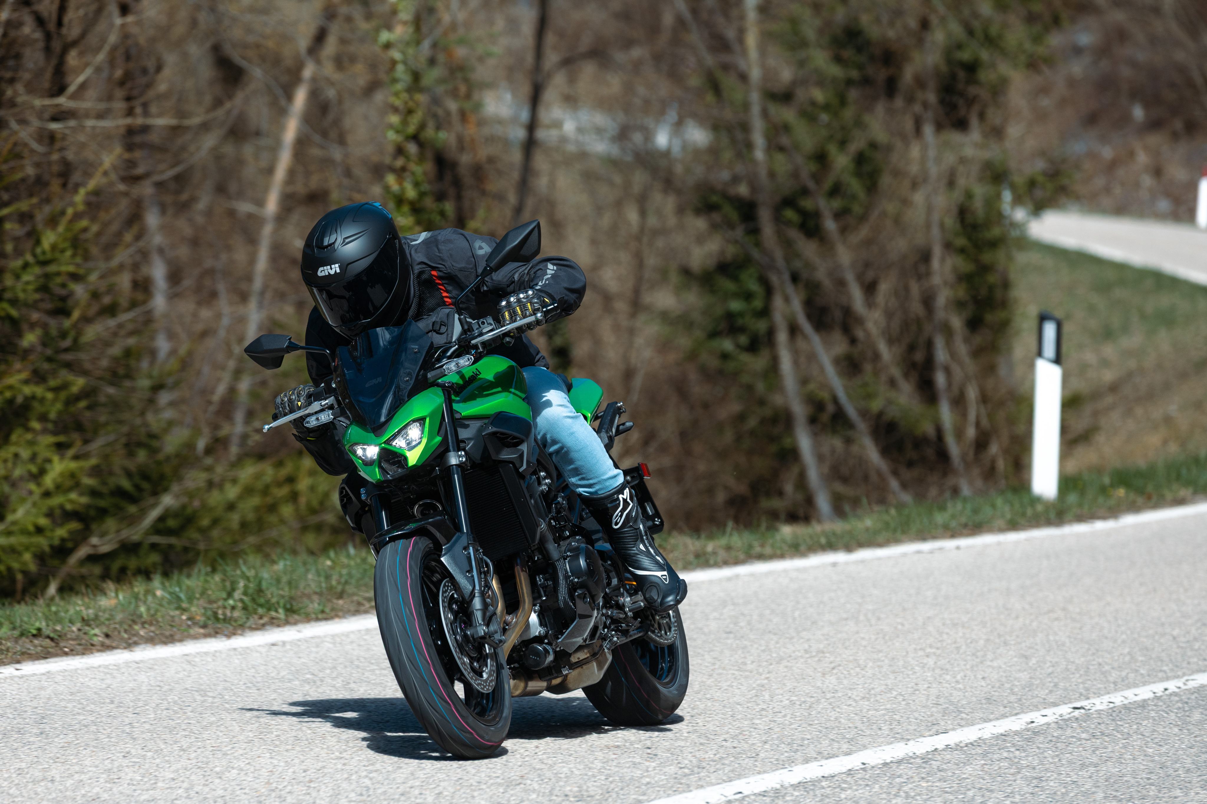 kawasaki-z900-25_easy-range_036_stealth_GIVI