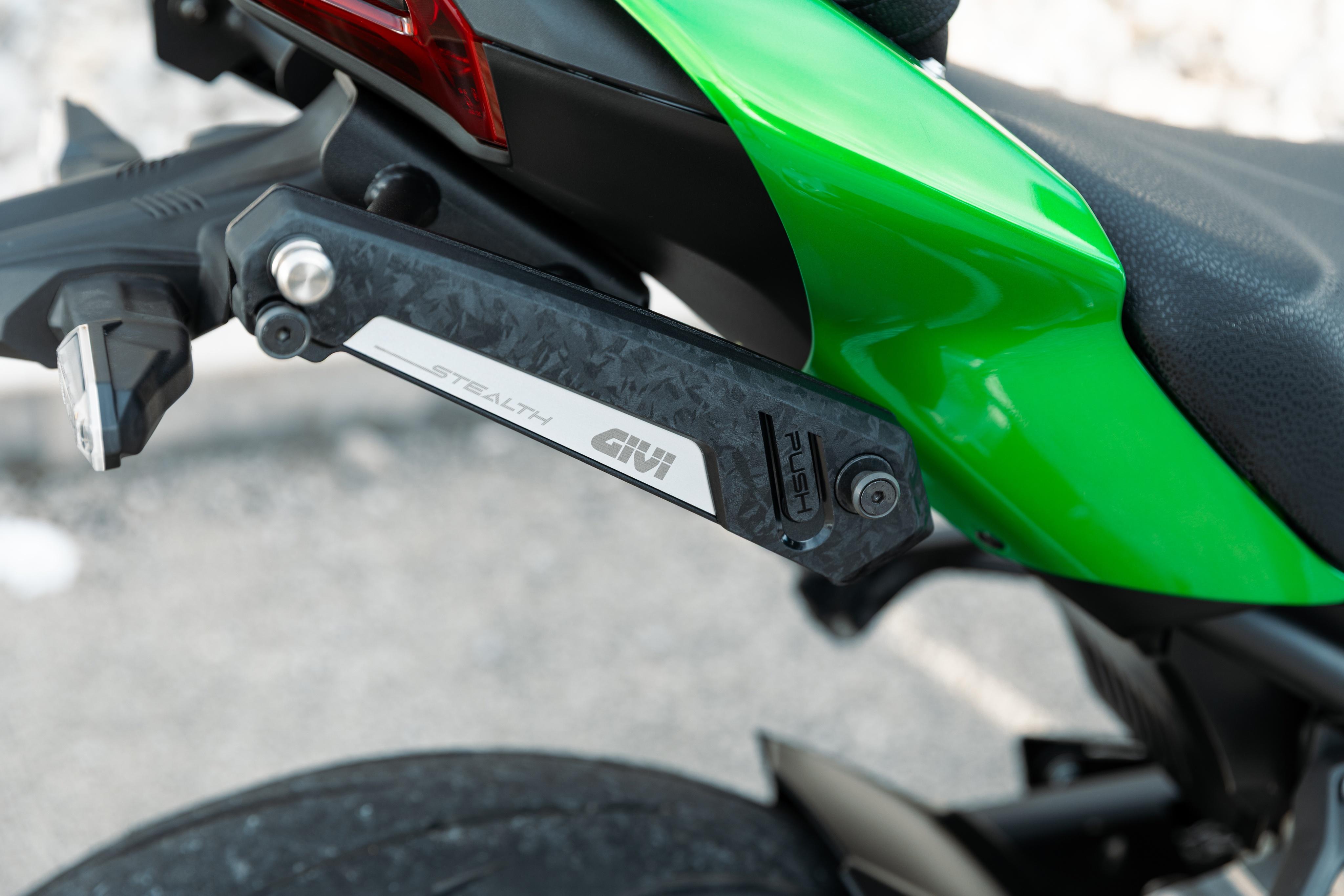 kawasaki-z900-25_easy-range_049_stealth_GIVI
