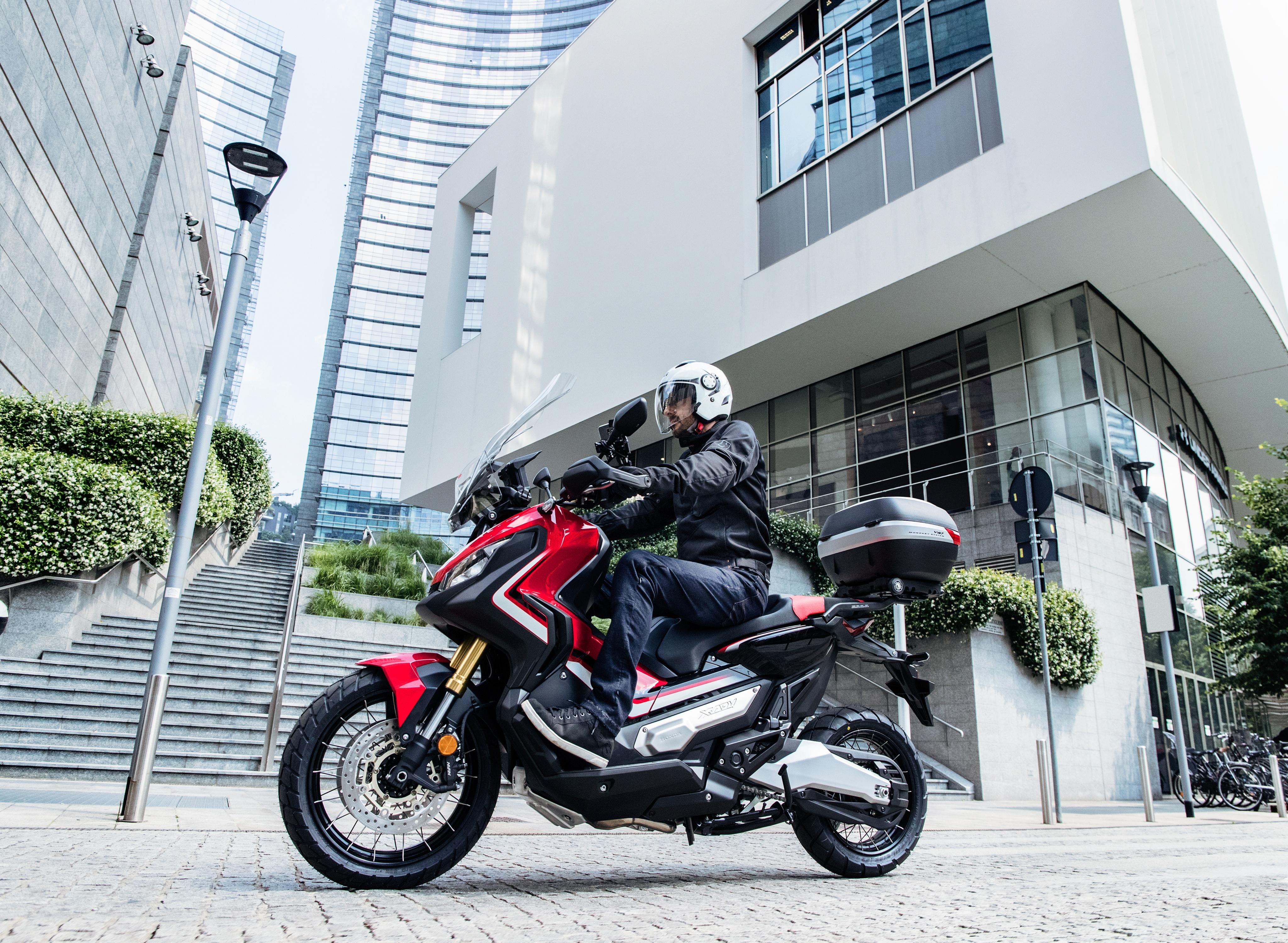 honda-x-adv:-tutti-gli-accessori-firmati-givi-per-la-moto-più-venduta-in-italia