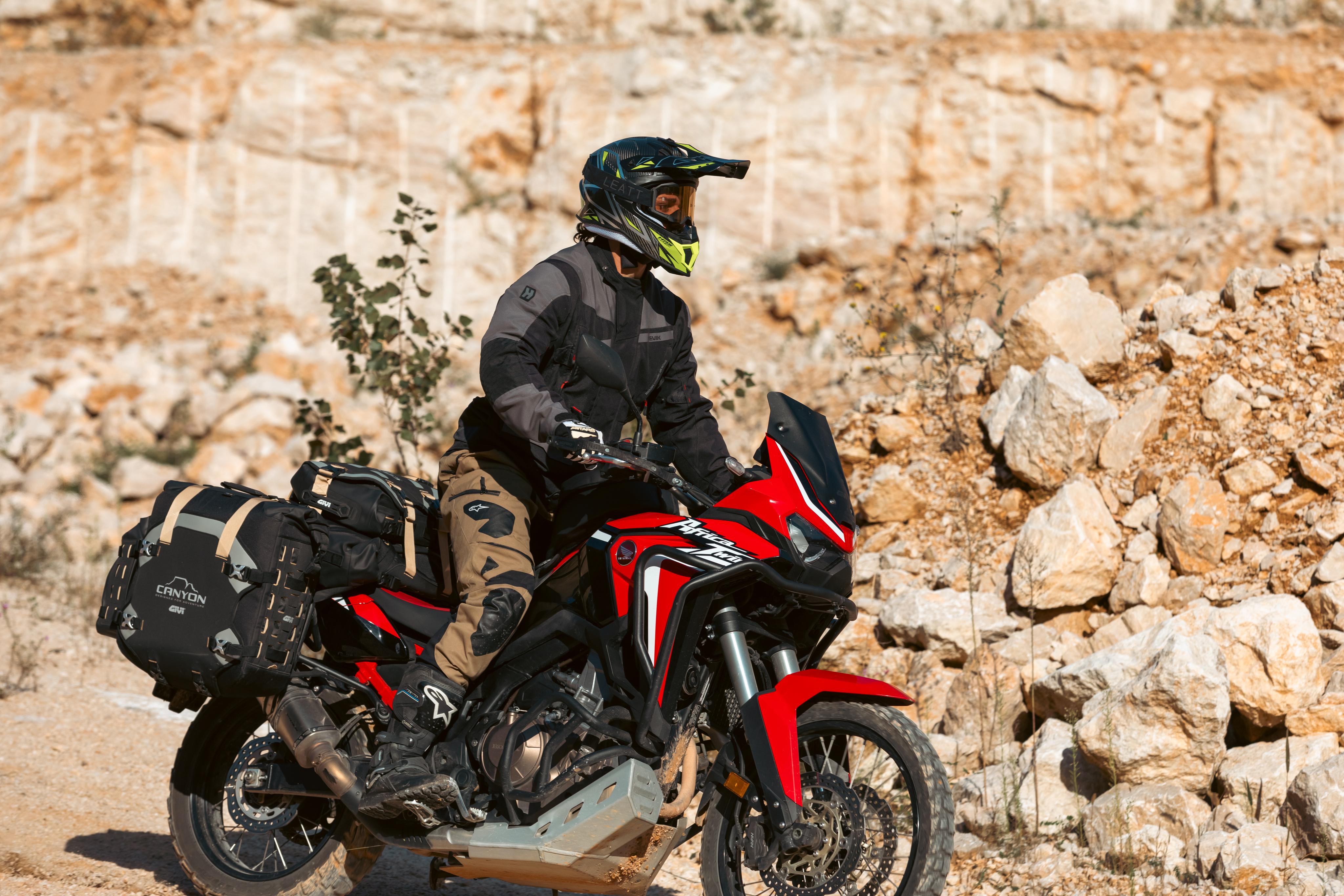 GIVI - scopri la gamma di borse Adventure CANYON 2025