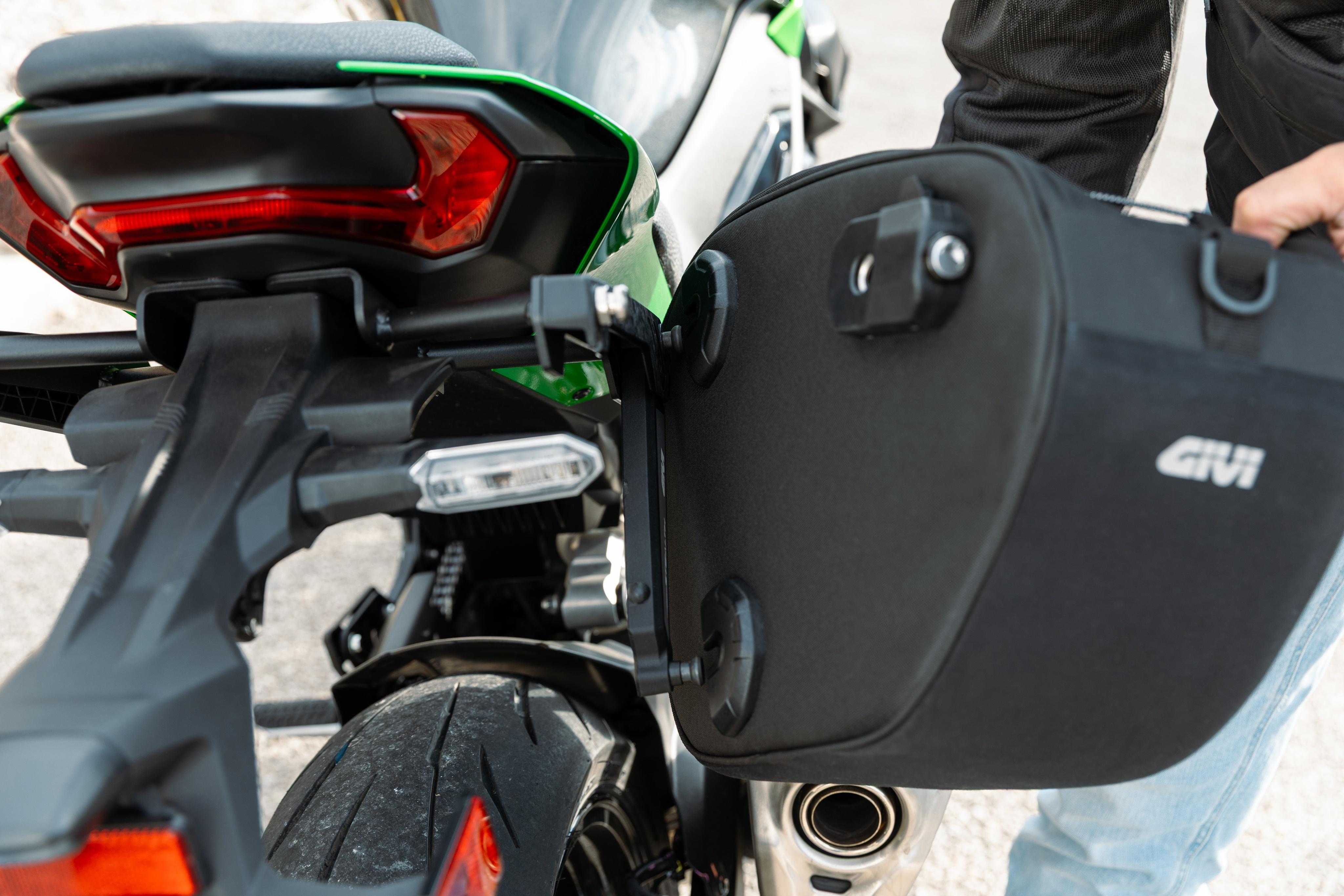kawasaki-z900-25_easy-range_053_stealth_GIVI