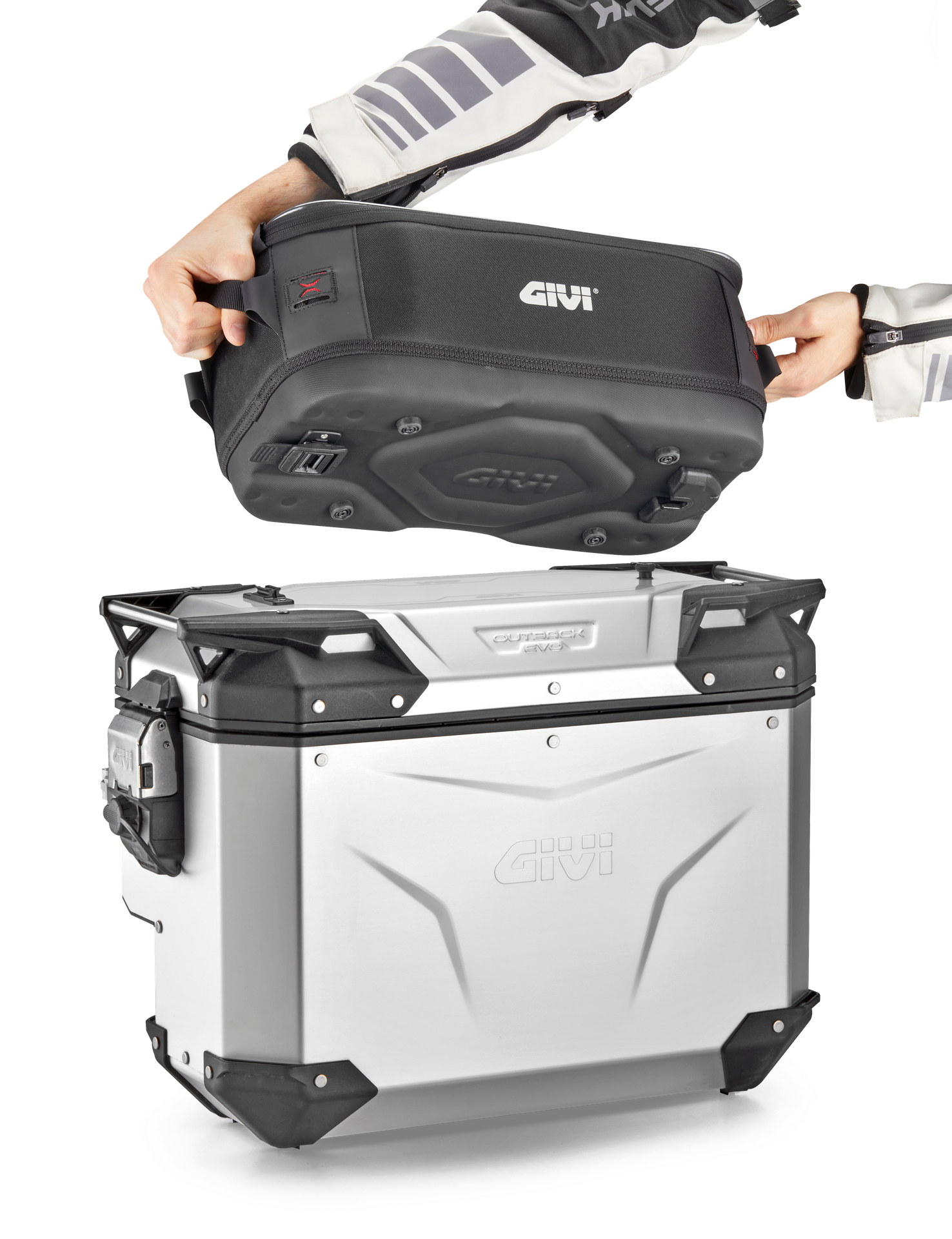 XL10 cargo bag X-line mounted on trekker outback 33